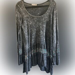 Acid washed tunic with embroidery accents